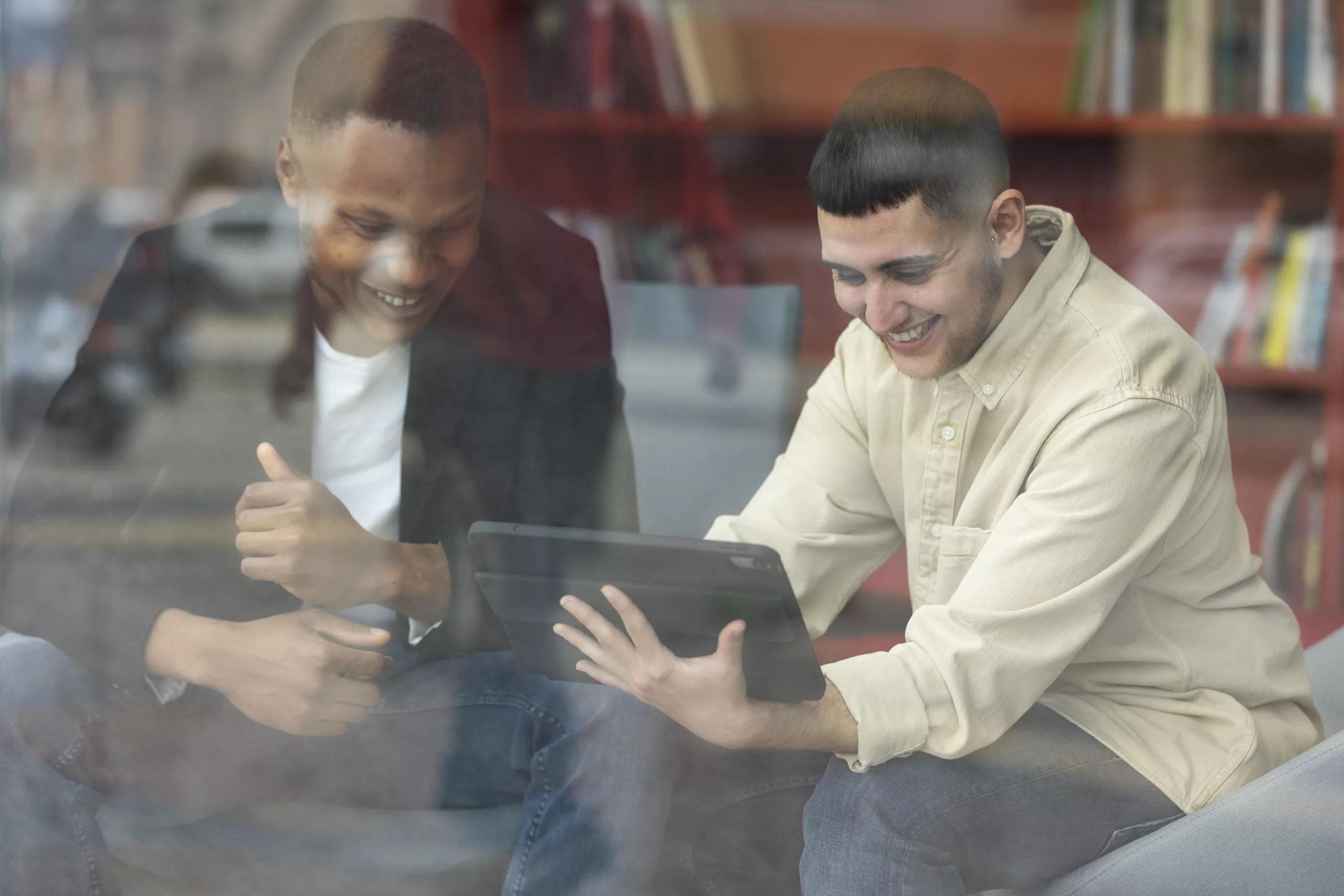 dois homens jovens olhando para o tablelt estudando Gestão de Mudança com Gamificação