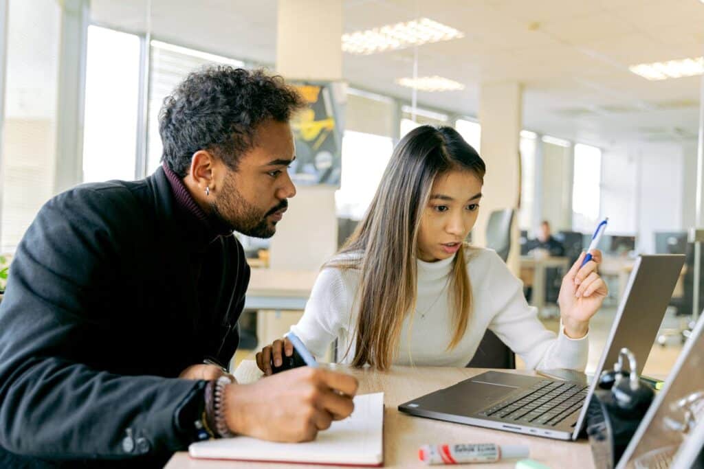 Redes sociais na educação corporativa: vantagens e desvantagens