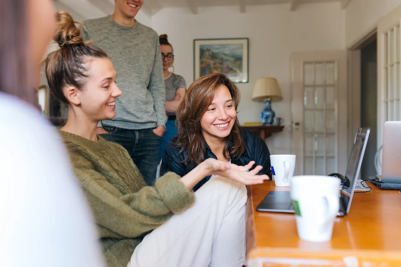 Pessoas felizes tralhando, obtendo um relacionamento interpessoal no trabalho, notando diferença na produtividade, qualidade e engajamento desses colaboradores.