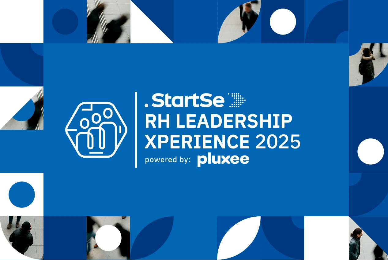 Banner do evento “RH Leadership Xperience 2025”, promovido pela StartSe e patrocinado pela Pluxee. No centro, em destaque sobre fundo azul, estão o logotipo da StartSe, o nome do evento e a frase “powered by: Pluxee”, acompanhados de um ícone branco com três figuras humanas. Ao redor do banner, há padrões geométricos em tons de azul e branco, intercalados com imagens de pessoas andando vistas de cima.